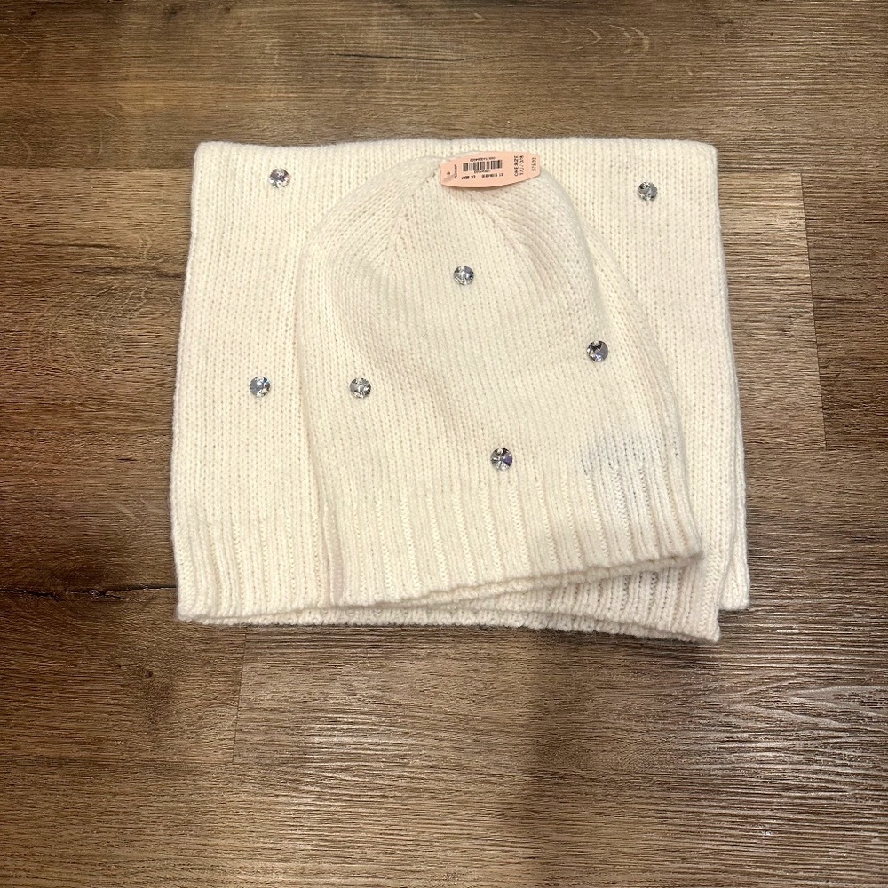 NWT Victoria's Secret Beanie & Scarf Set